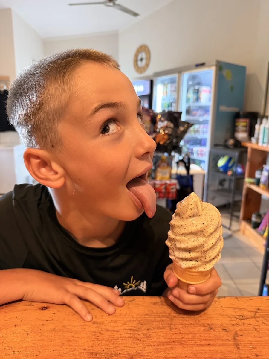 Enfant dégustant un cornet de crème glacée au camping