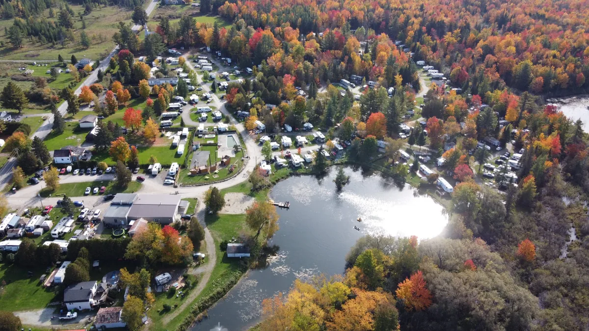 Vue aérienne du petit lac, des emplacements et des arbres en automne