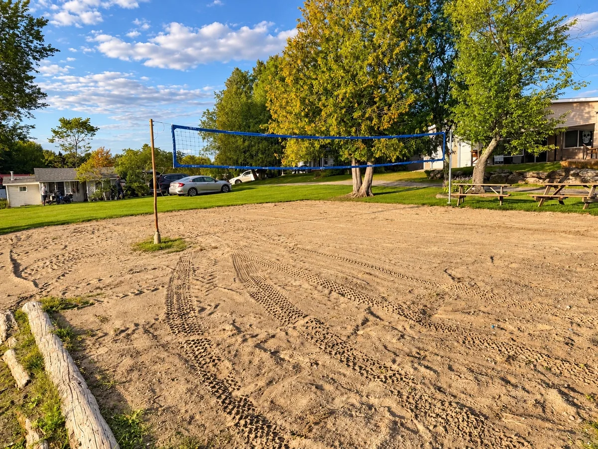 Terrain de volleyball de plage avec filet au Camping de l’Estrie