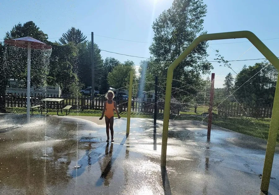 Enfant profitant des jeux d’eau au Camping de l’Estrie