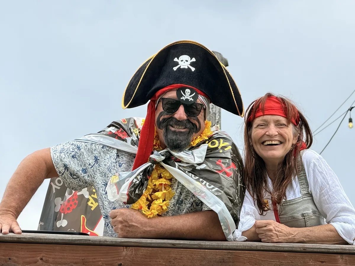 Deux participants costumés lors d’une fête des pirates au camping