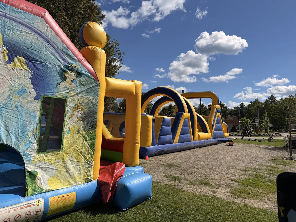 Structures gonflables colorées lors d’une activité au Camping de l’Estrie