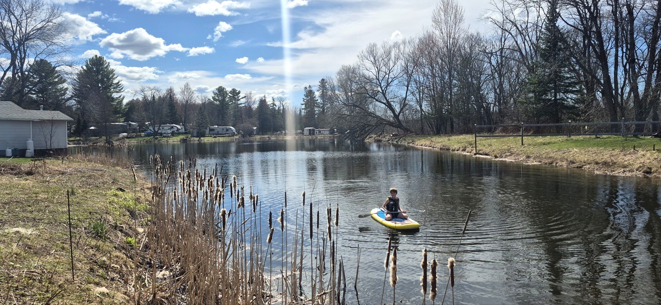 Personne en paddleboard sur le petit lac du Camping de l’Estrie