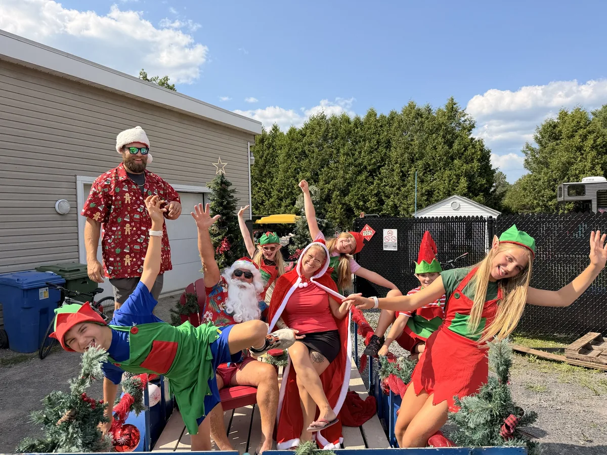 Participants costumés au Noël des campeurs devant la salle communautaire