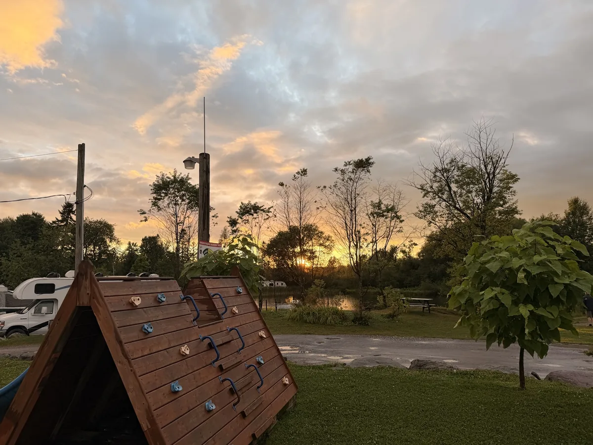 Module en bois avec prises d’escalade au parc du camping