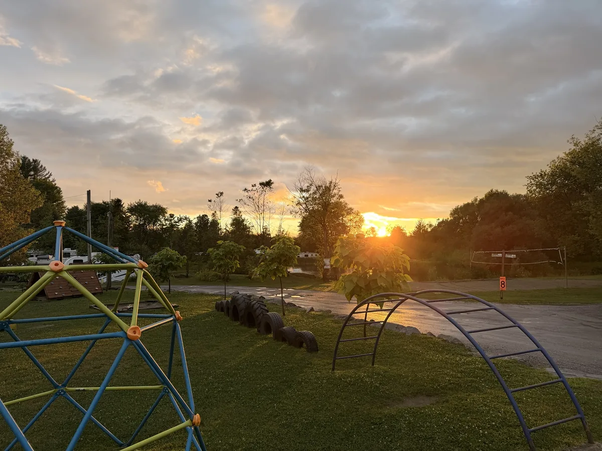 Structures à grimper colorées dans le parc du Camping de l’Estrie