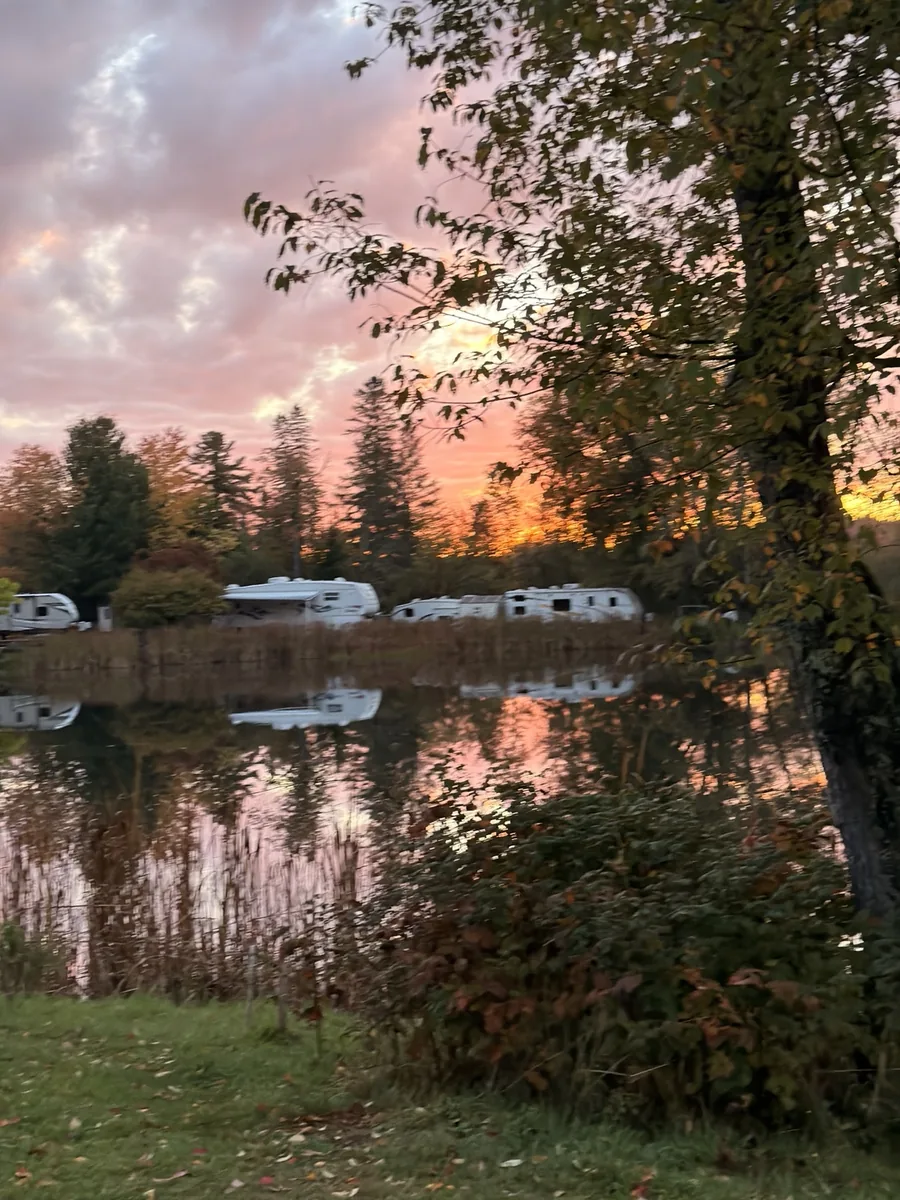 Ciel rose et arbres reflétés dans le petit lac du Camping de l’Estrie