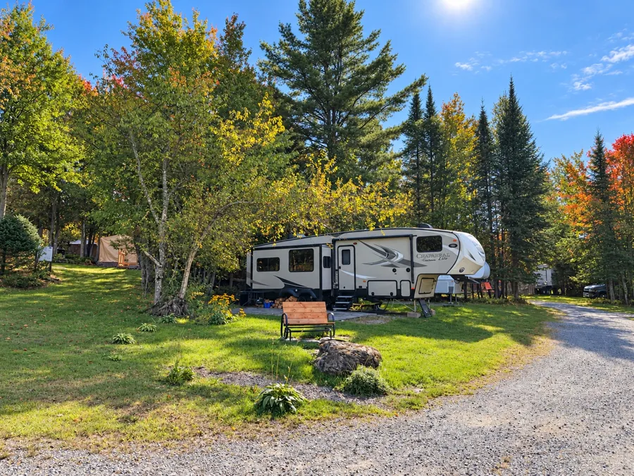 Roulotte installée sur un terrain paysager du camping