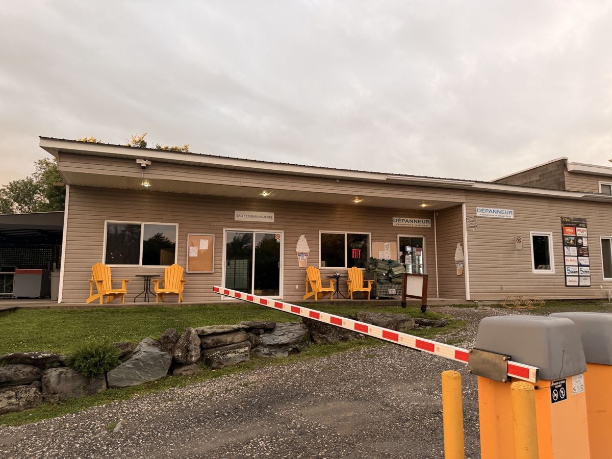 Extérieur de la salle communautaire du Camping de l’Estrie