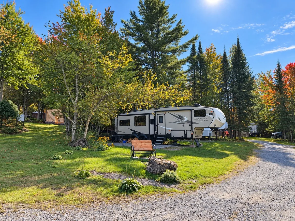 Terrain 35A au Camping de l’Estrie, entouré d’arbres aux couleurs d’automne