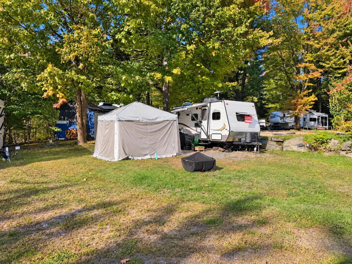 Terrain 71 avec roulotte, abri et espace gazonné