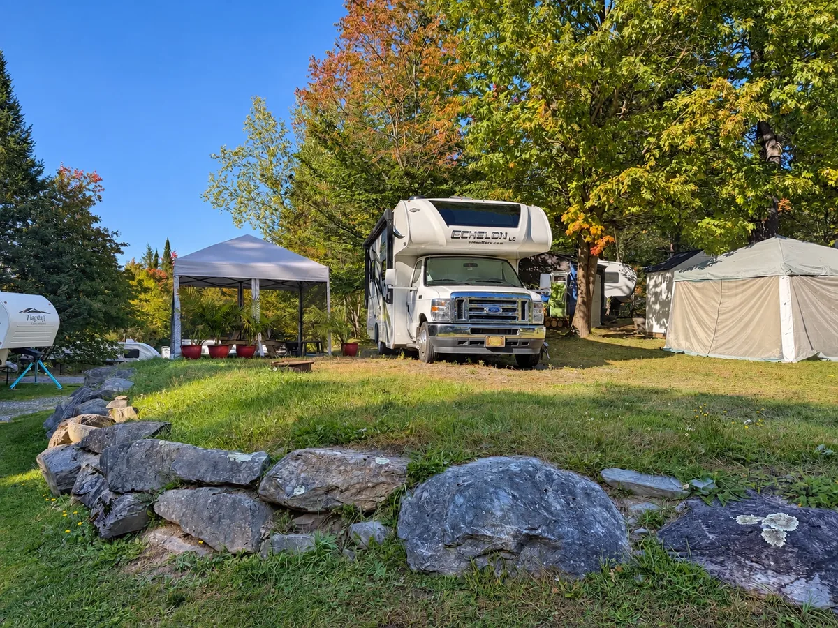 Terrain 72 avec motorisé, espace gazonné et muret de pierres