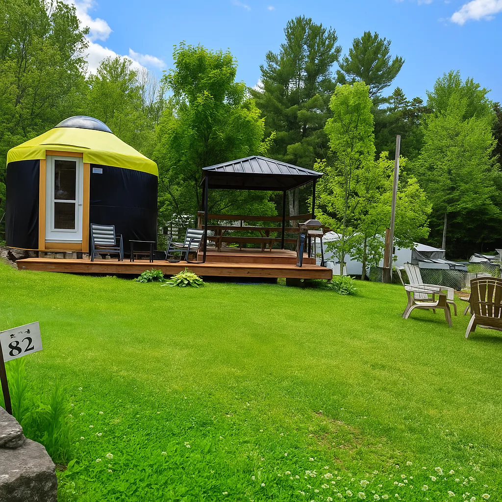 Yourte 82 avec terrasse, gazebo et espace gazonné au Camping de l’Estrie
